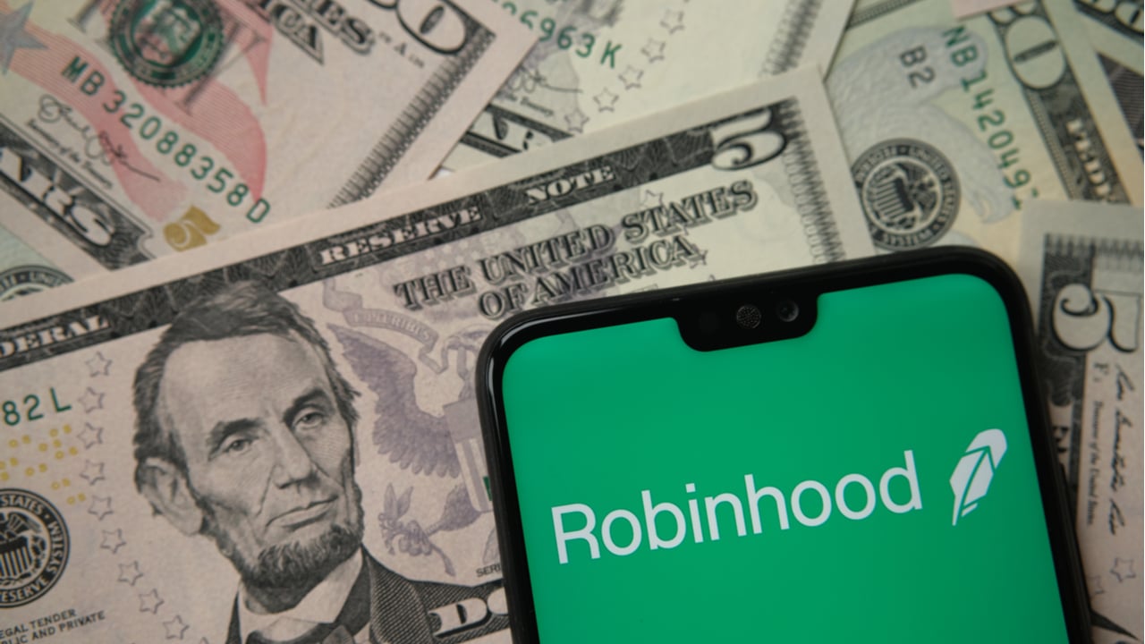 How to Short Sell on Robinhood - Benzinga