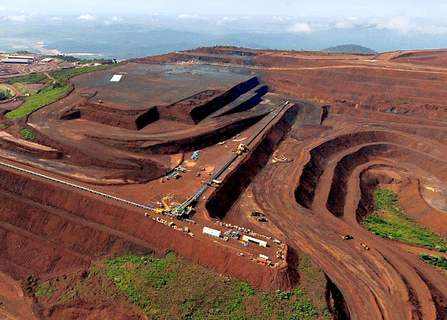 Iron ore price falls as Chinese steel mills cut output